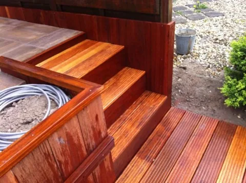 Tuinproject van Hovenier Klavertje 4: houtwerk en vlonders